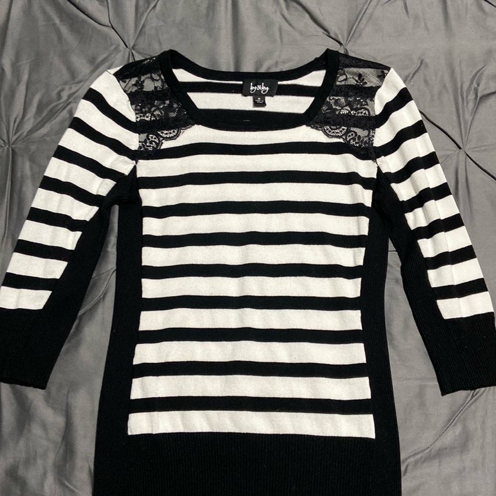By & By misses sweater, like new, very soft and comfy.